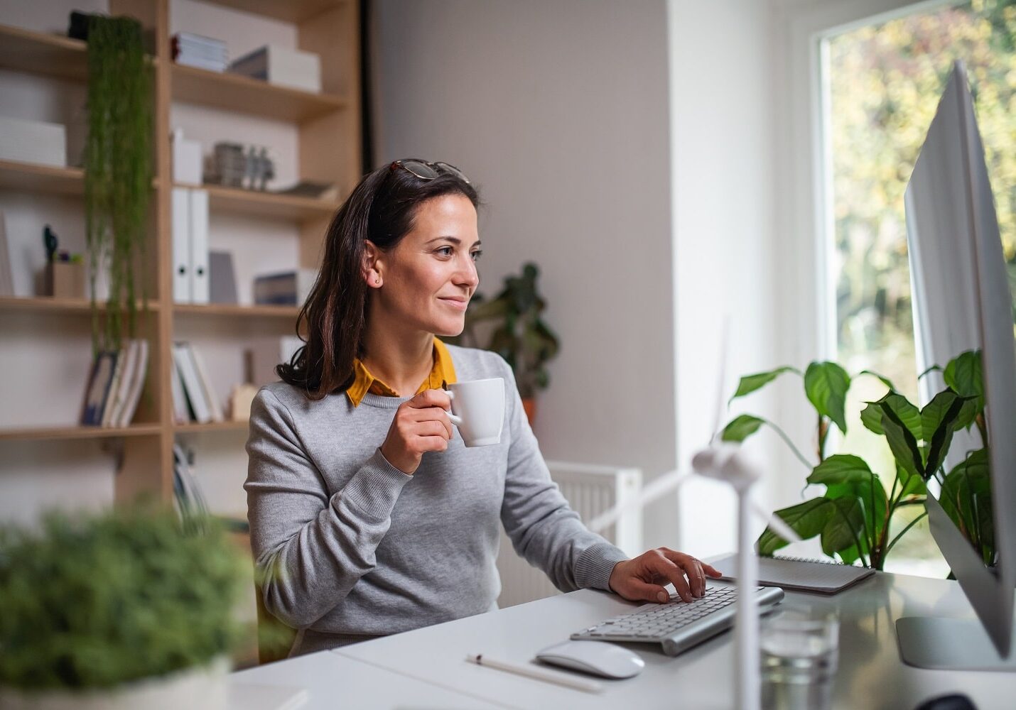 Businss woman working on computer