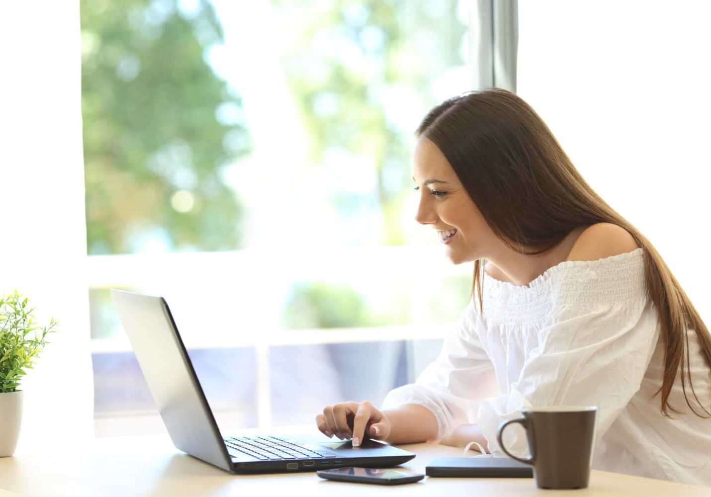 Woman on laptop, working on Seo For Business